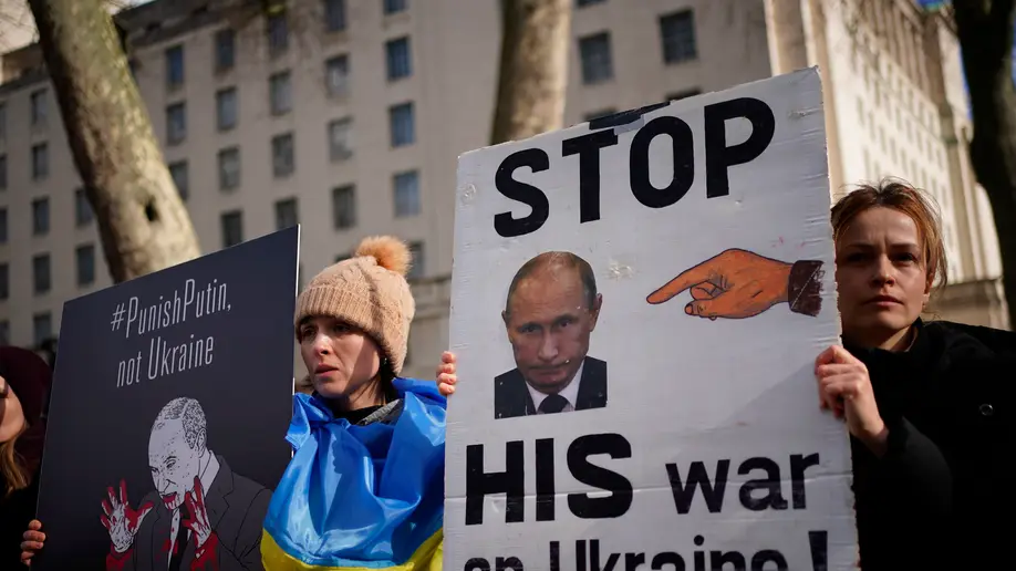 People including Ukrainians, take part in a demonstration in support of Ukraine, outside Downing Street, central London, Thursday, Feb. 24, 2022. ((Yui Mok/PA via AP))