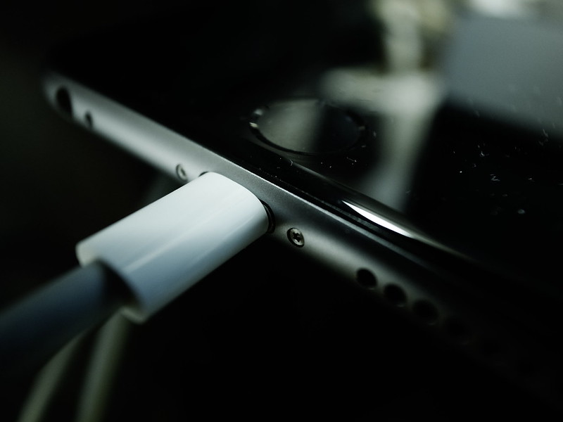 A Lightening cable plugged into an iPhone (Toshiyuki IMAI/https://flic.kr/p/WML7Q9/CC BY-SA 2.0/https://creativecommons.org/licenses/by-sa/2.0/)