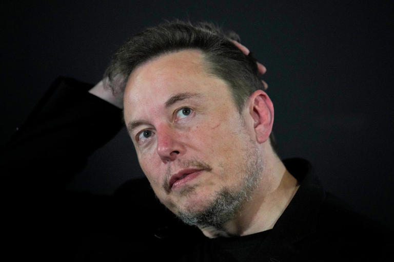 Elon Musk says he will ban iPhone and other Apple devices