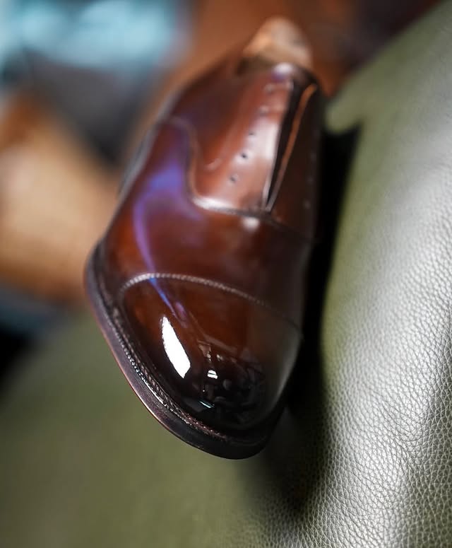 The Mirror & the Patina: A Complete Guide to Glaçage and High-Gloss Shoe Finishing